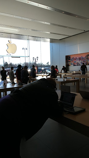 Computer Store «Apple Eton», reviews and photos, 28849 Chagrin Blvd, Woodmere, OH 44122, USA