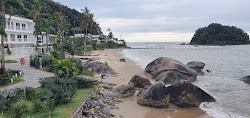 Foto von Amores Beach mit geräumige küstenlinie