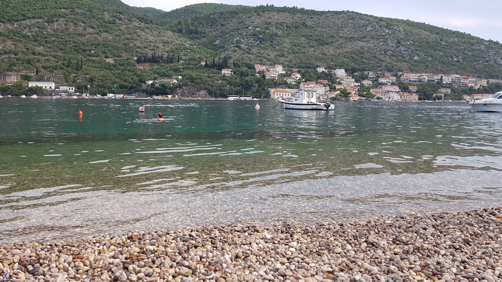 Foto de Rijeka beach con guijarro ligero superficie