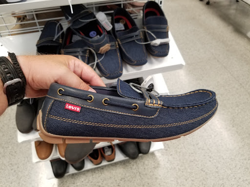 Clothing Store «Ross Dress for Less», reviews and photos, 921 E Commercial Blvd, Oakland Park, FL 33334, USA