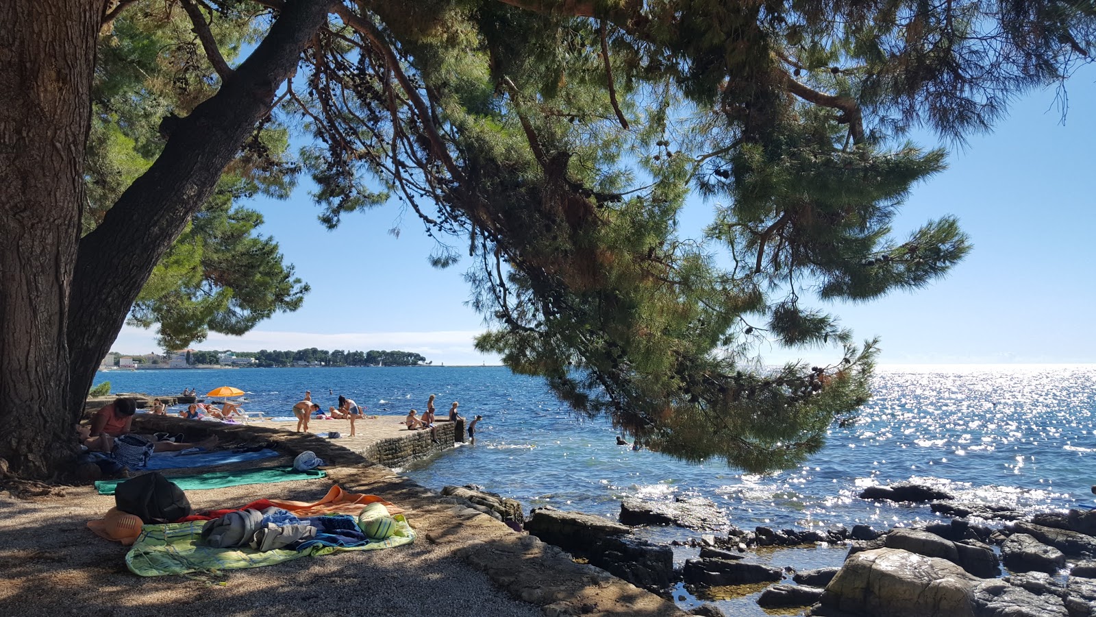 Foto von Porec hotel beach mit betonierte fläche Oberfläche