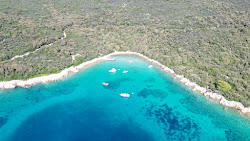 Foto di Sand Beach Jurjevica circondato da montagne