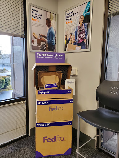 Shipping and Mailing Service «FedEx Ship Center», reviews and photos, 6505 SW Rosewood St, Lake Oswego, OR 97035, USA