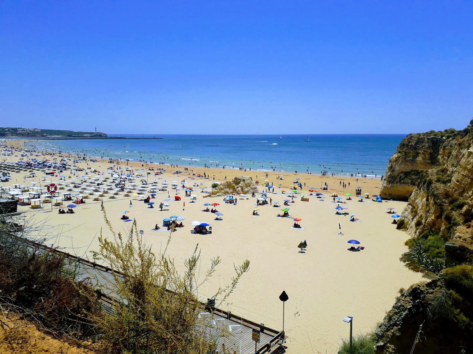 Photo de Praia da Rocha avec baie spacieuse