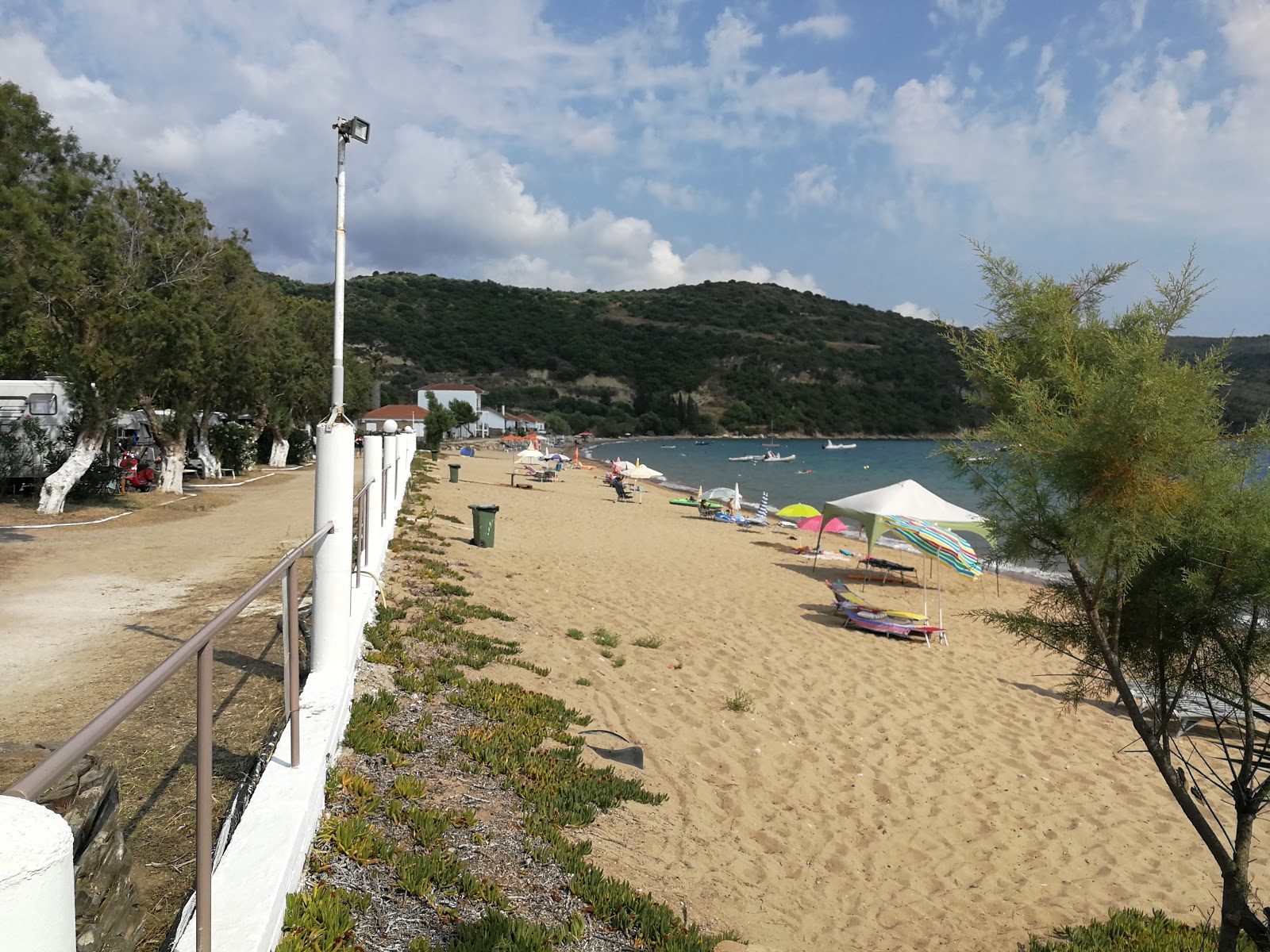 Fotografie cu Loutsa beach și așezarea