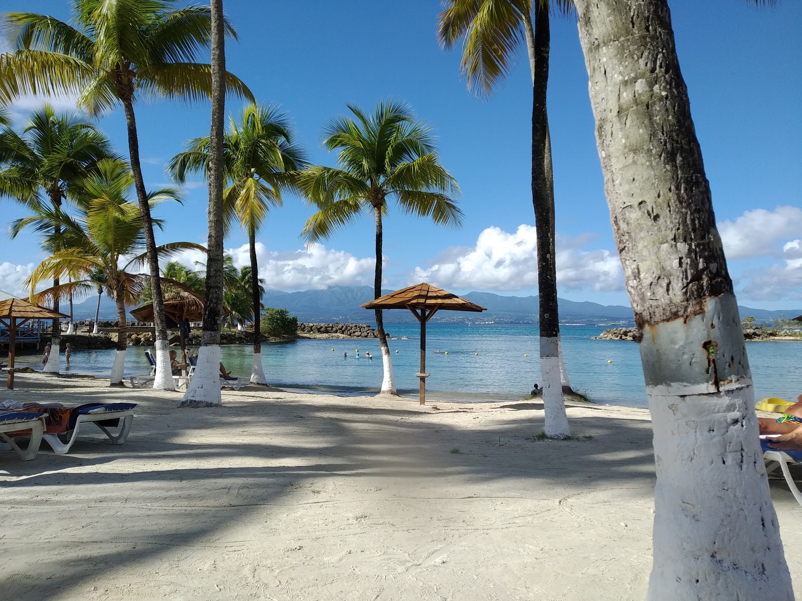 Photo de Plage de Bas du Fort zone de l'hôtel