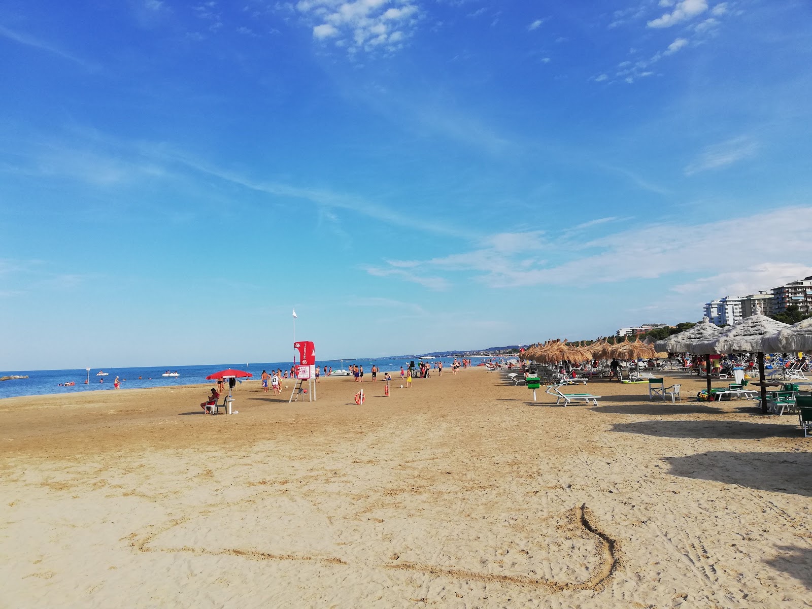 Foto av Spiaggia Montesilvano med lång rak strand