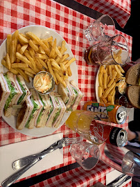 Club sandwich du Restaurant de hamburgers Schwartz's Deli à Paris - n°4
