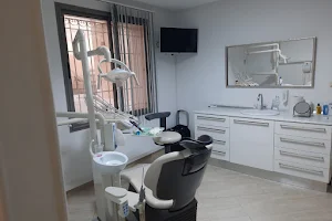 Cabinet Dentaire de Parodontologie et d'Implantologie Orale - Dr Hichem Messaoudi image