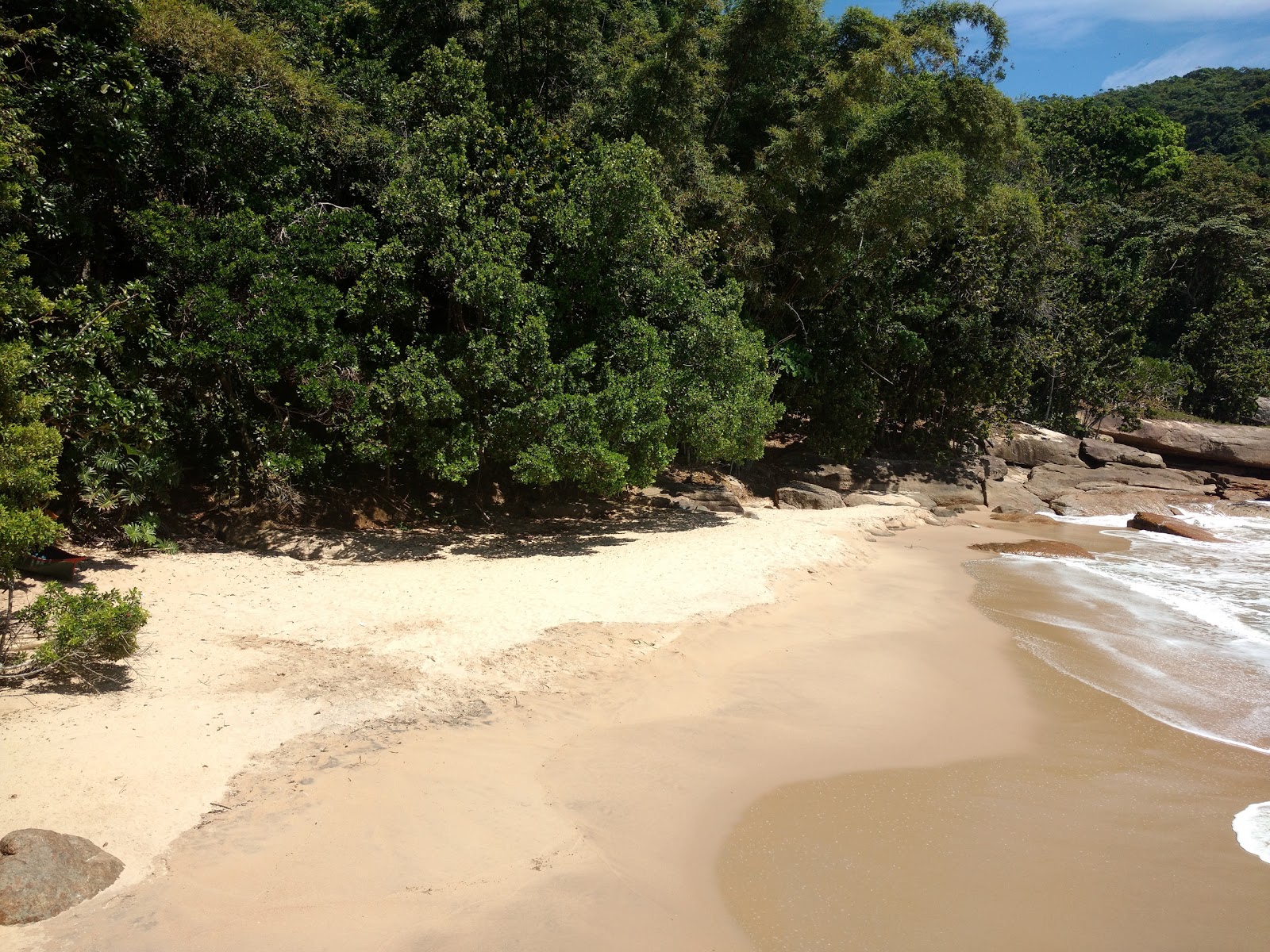 Foto af Praia do Tapia omgivet af bjerge