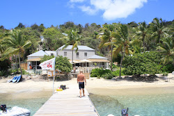 Photo de Cooper Island beach protégé par des falaises
