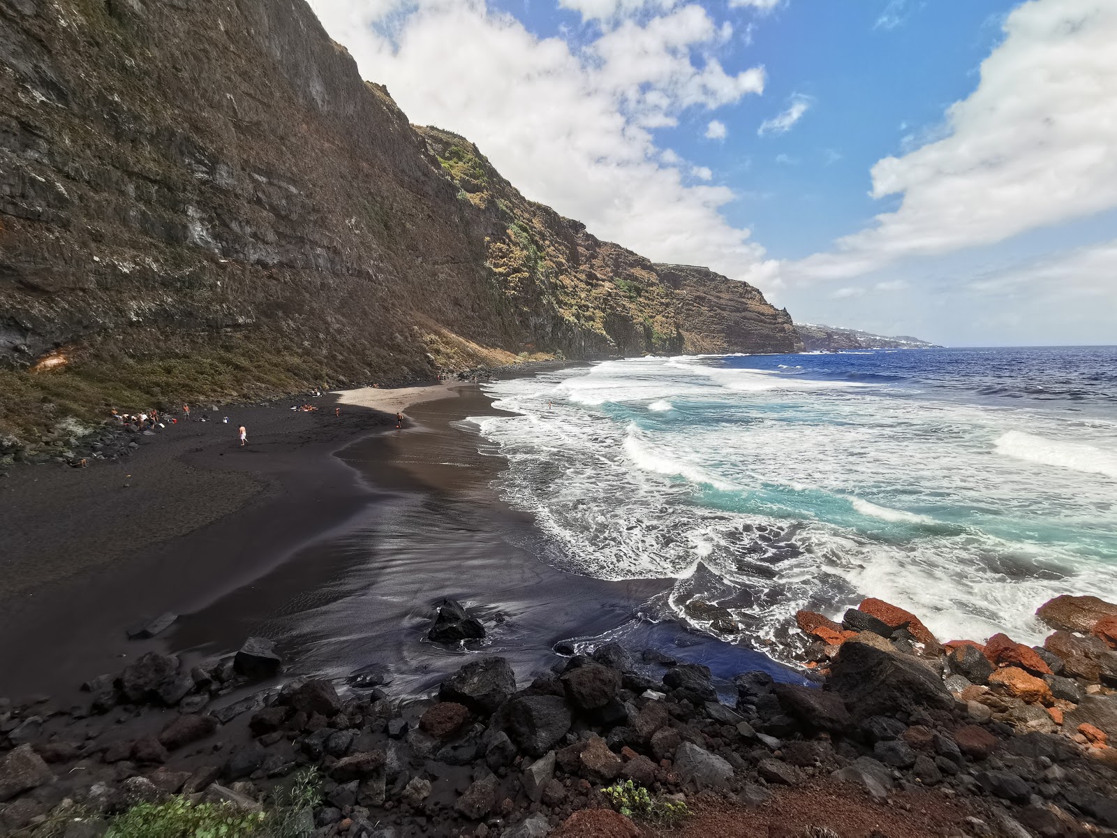 Foto di Playa de Nogales con una superficie del sabbia nera