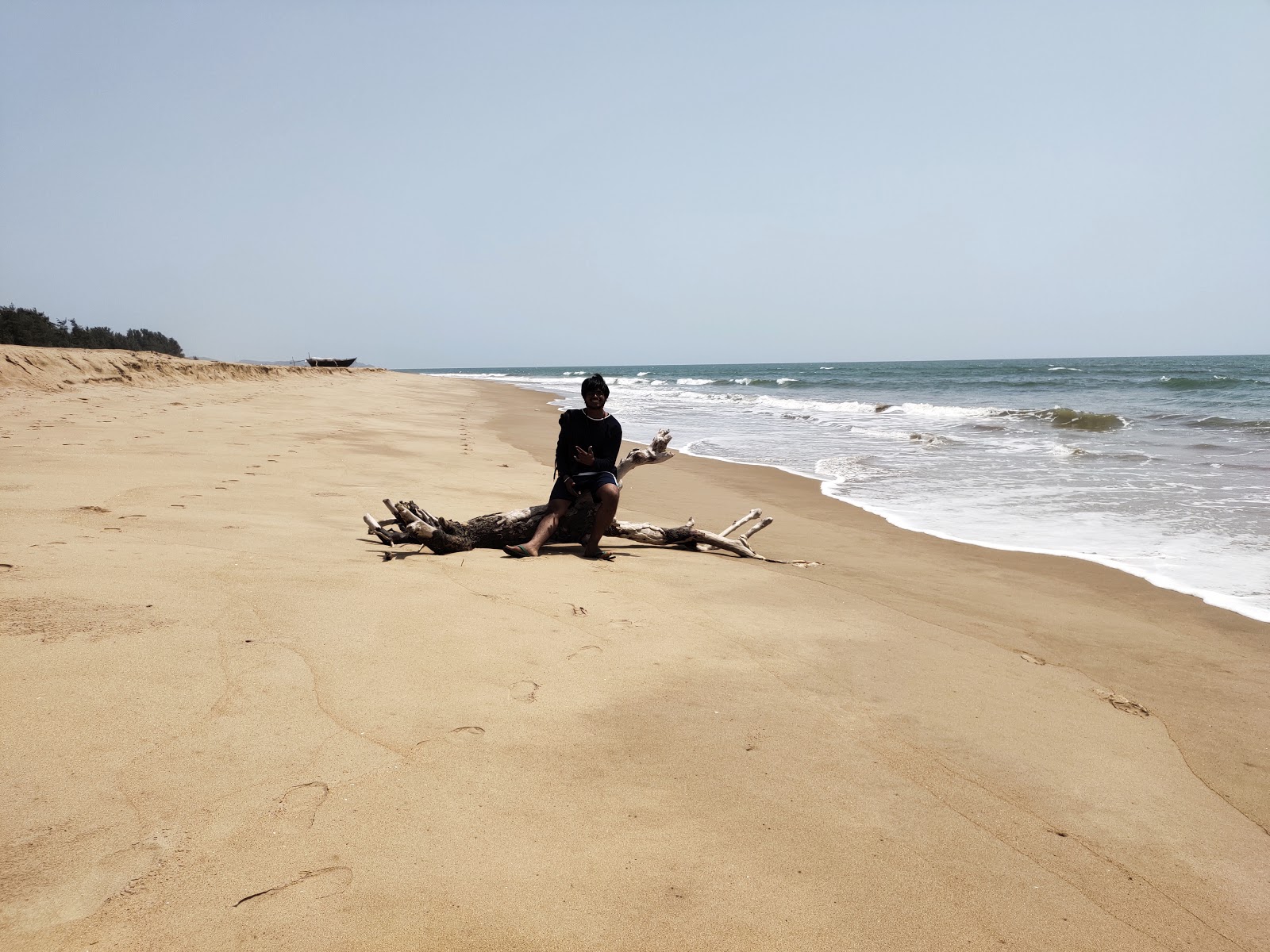 Foto van Manjaguni Beach met helder zand oppervlakte