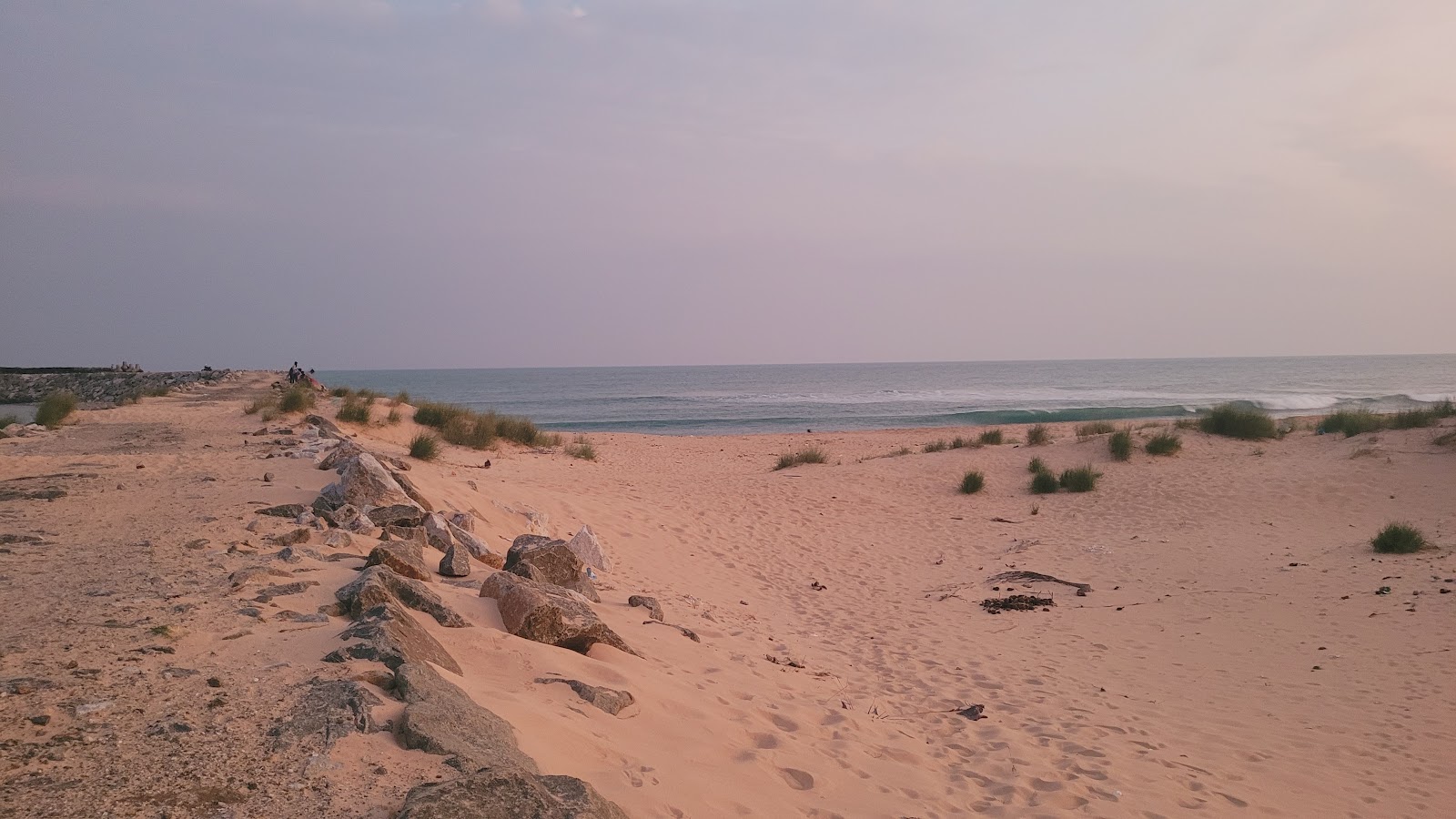 Koottappanai Beach的照片 带有宽敞的海岸