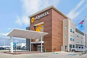 La Quinta Inn & Suites by Wyndham Ponca City image