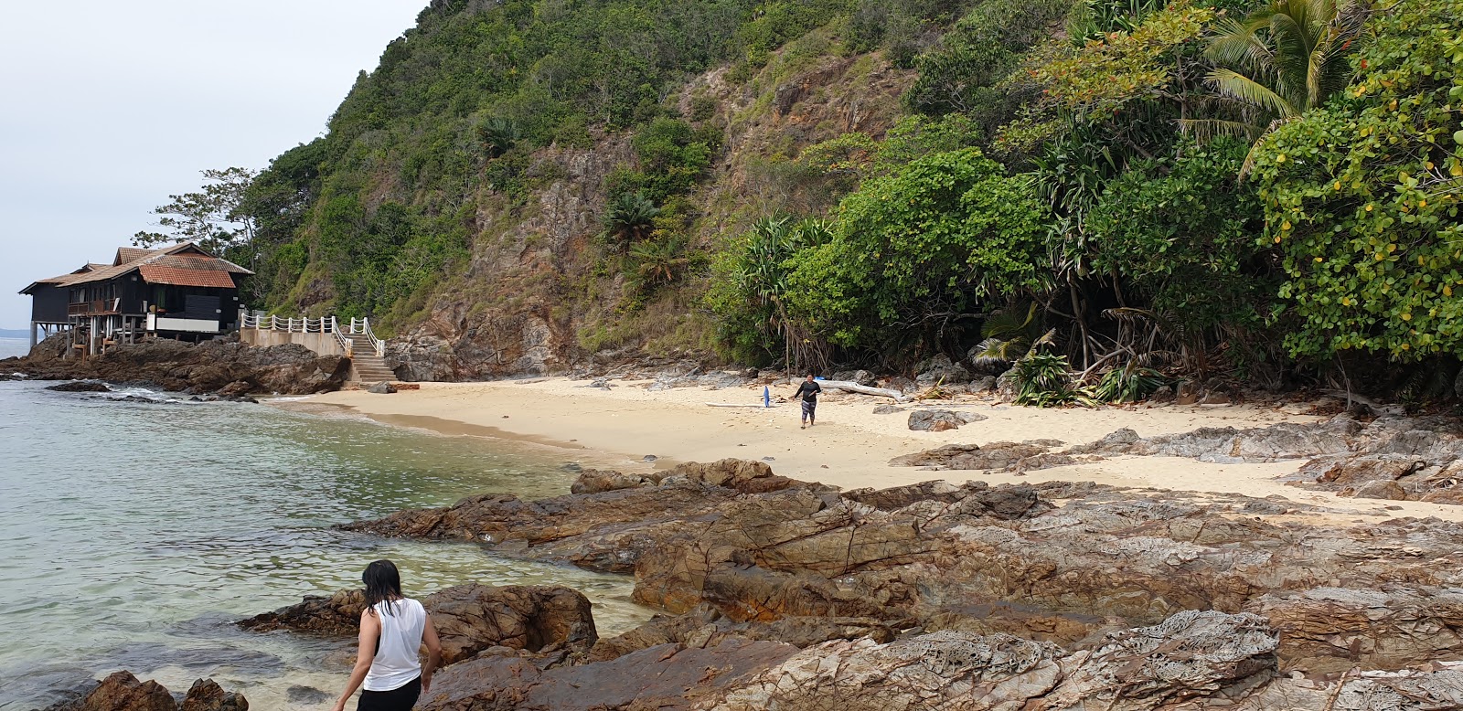 Photo of Gemia Island with light pebble surface