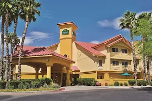 La Quinta Inn & Suites by Wyndham Tucson Airport image