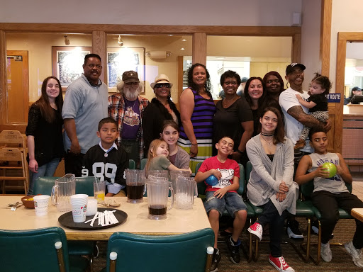 Pizza Restaurant «Round Table Pizza», reviews and photos, 8499 Old Redwood Hwy, Windsor, CA 95492, USA