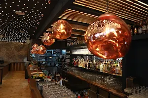 Mustang Restaurant, Cafe & Cocktailbar | Italienische Spezialitäten & Steakhaus image