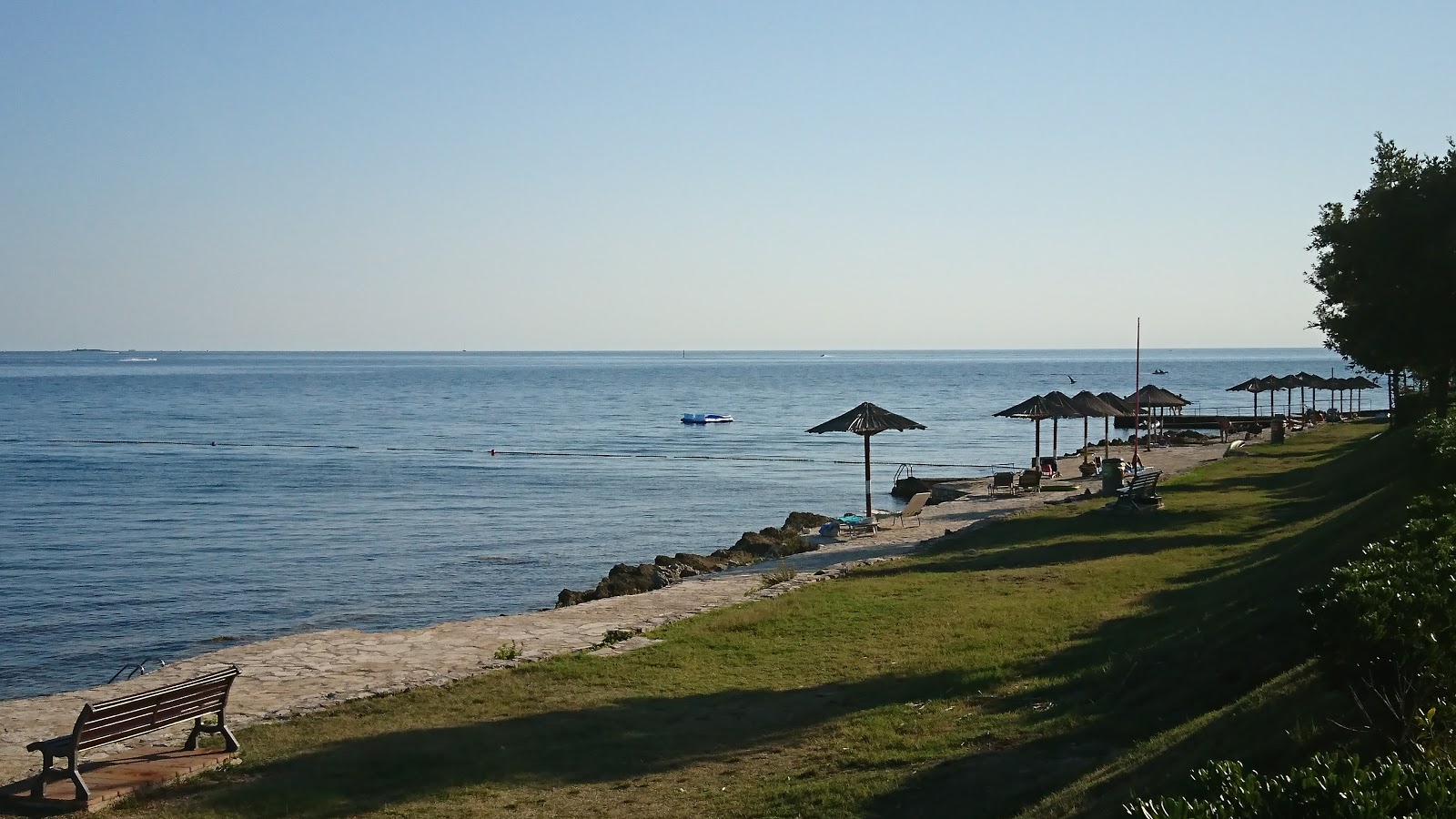 Foto de Gemo beach con superficie pavimentada de concreto superficie