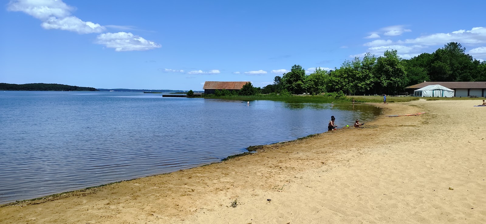 Foto di Plage Ste Eulalie en Born con una superficie del sabbia beige