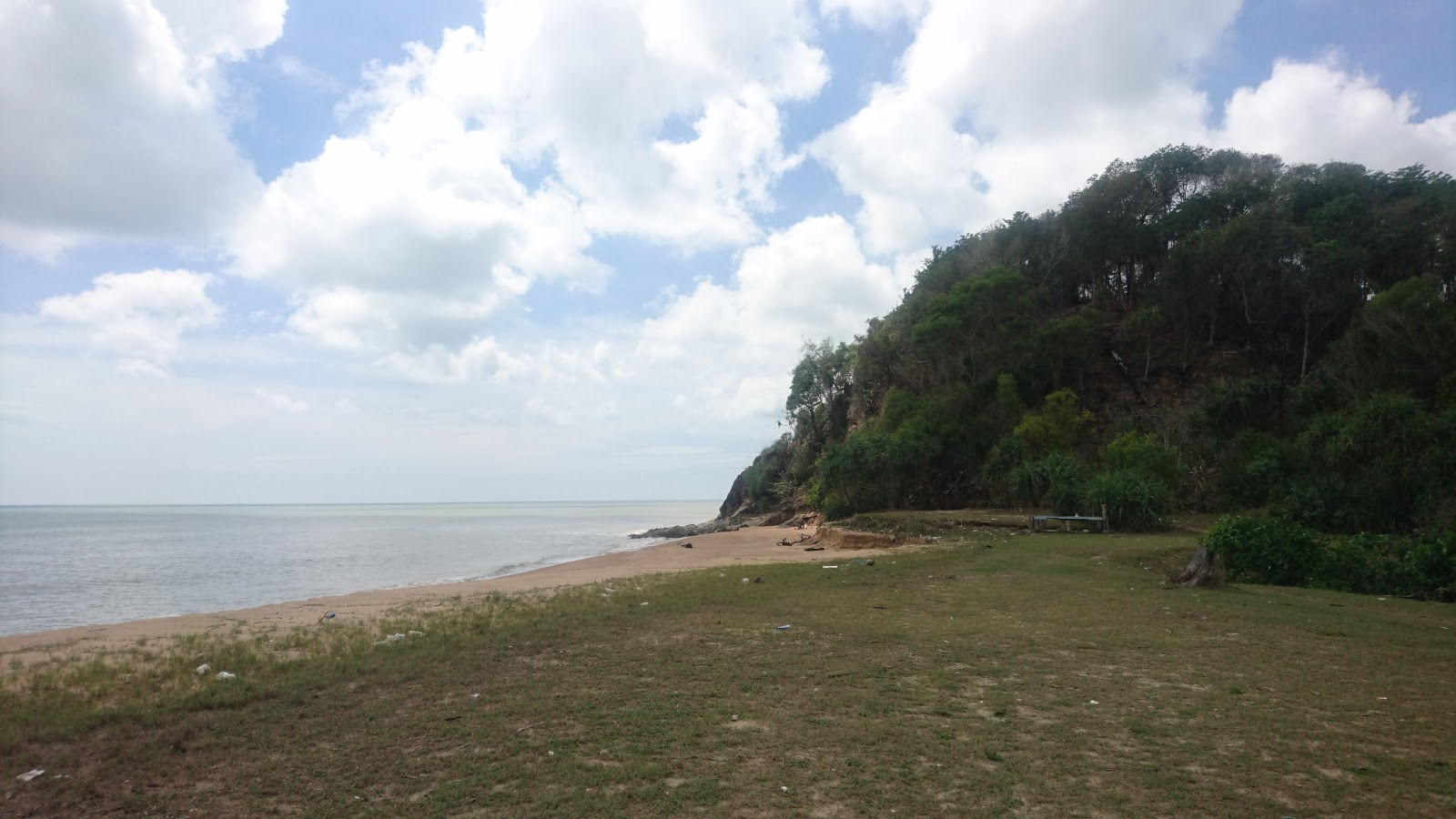 Foto von Tanjung Batu Beach und die siedlung
