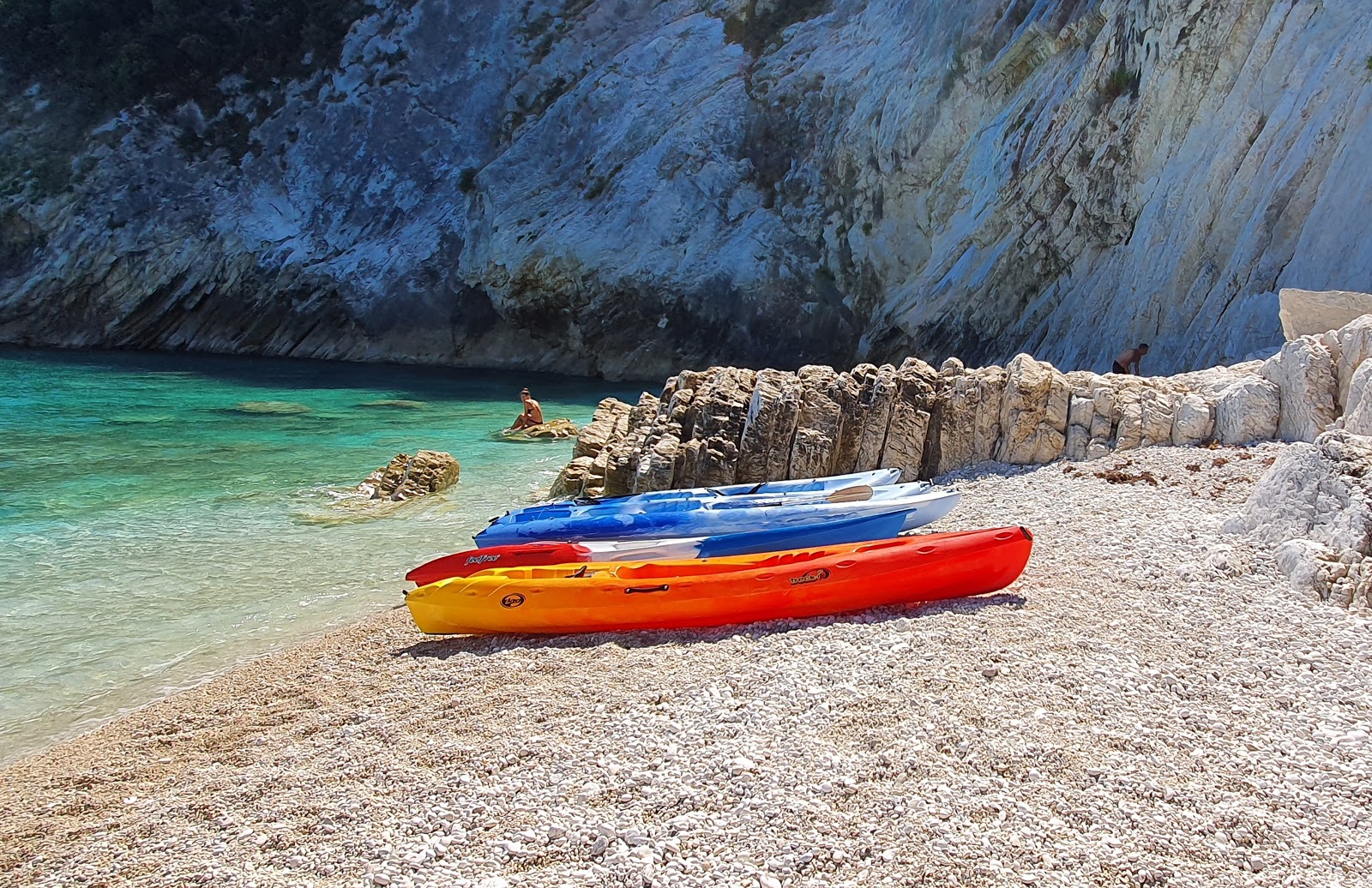 Spiaggia dei Sassi Bianchi'in fotoğrafı doğal alan içinde bulunmaktadır