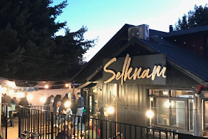 Selknam Resto Bar | Restaurant en Coyhaique image