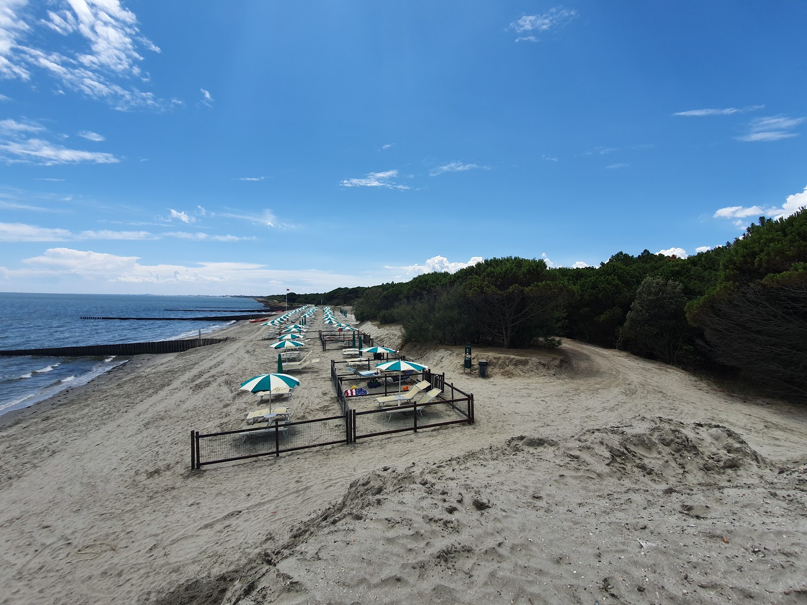 Fotografie cu Spiaggia Romea cu o suprafață de nisip strălucitor