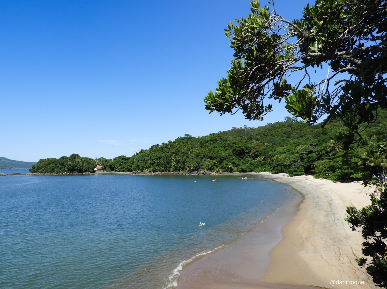 Foto de Praia de Pitangueiras com alto nível de limpeza