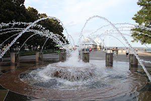 Fountain at north entrance of Waterfront Park