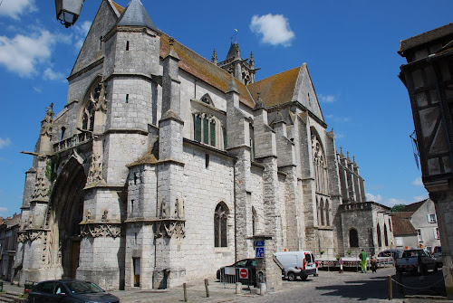 Église catholique Notre-Dame de la Nativité à Moret-sur-Loing à Moret-sur-Loing