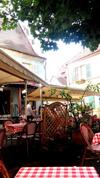 Atmosphère du Restaurant de spécialités alsaciennes CAVEAU HEUHAUS à Eguisheim - n°19