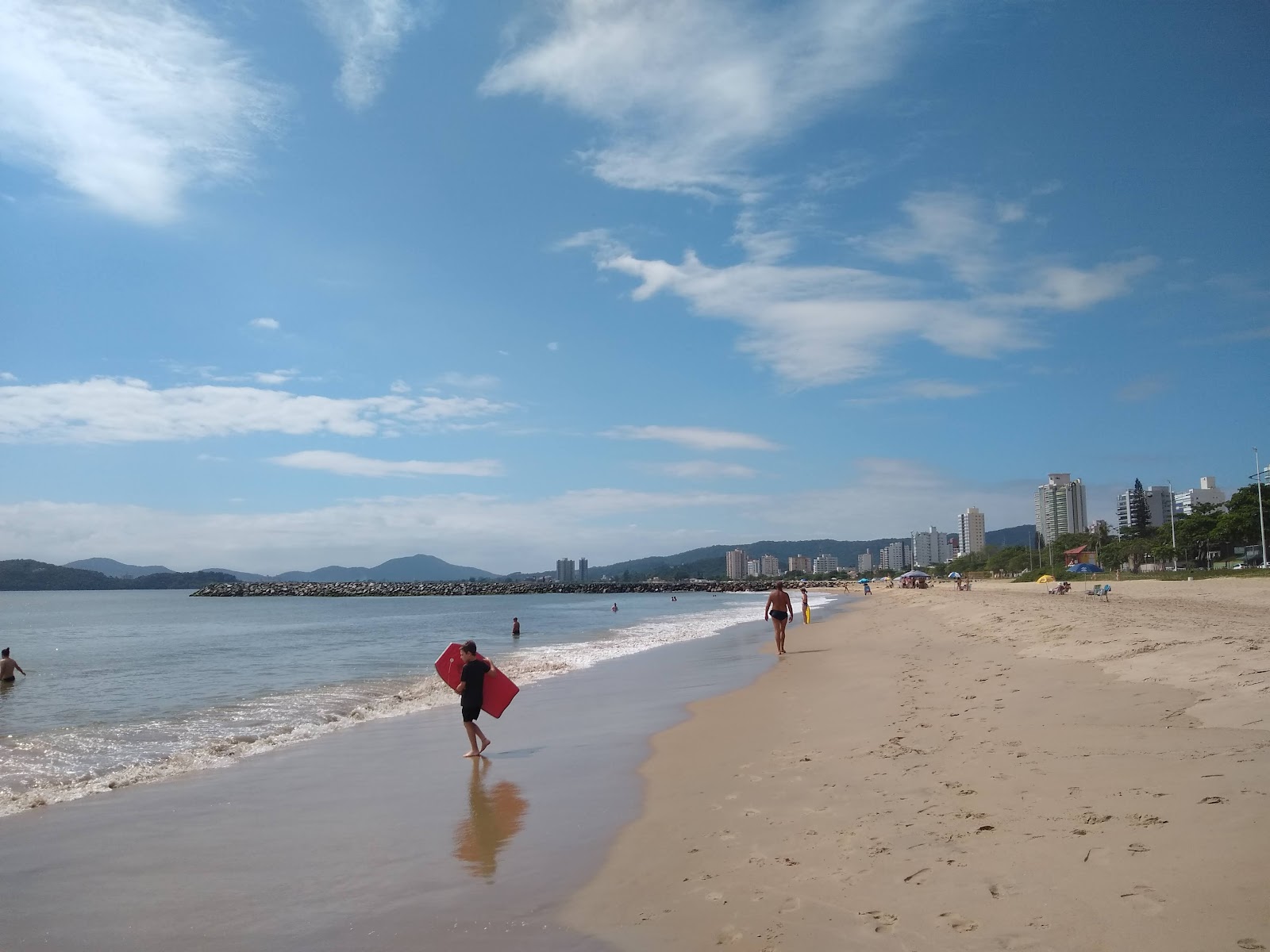 Foto de Praia de Piçarras com alto nível de limpeza