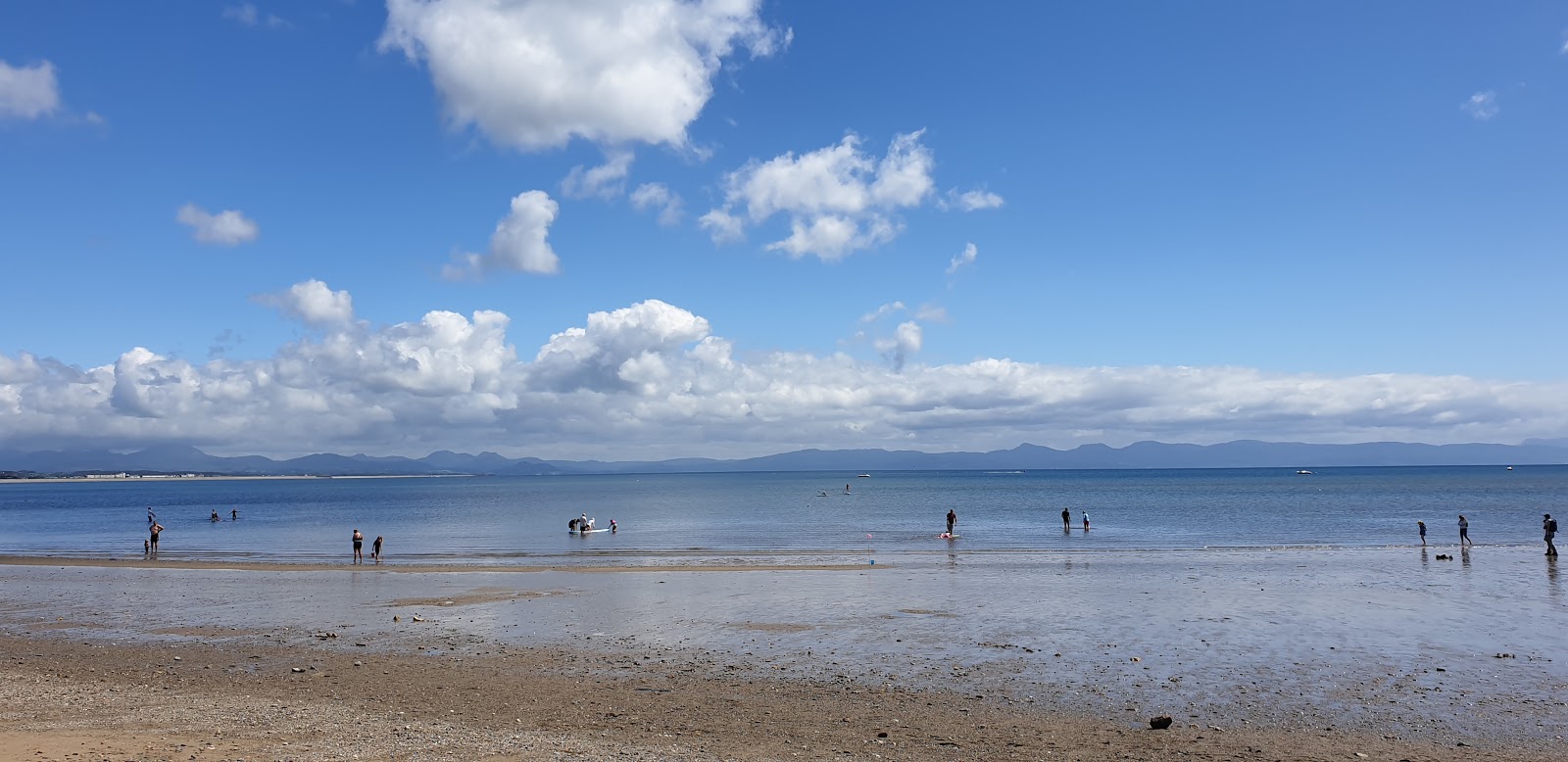 Foto van Llanbedrog strand omringd door bergen