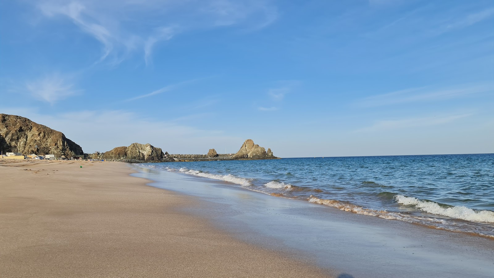 Foto van Al Aqah Beach met grijs zand oppervlakte