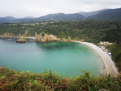 Playa de Cadavedo'in fotoğrafı - rahatlamayı sevenler arasında popüler bir yer