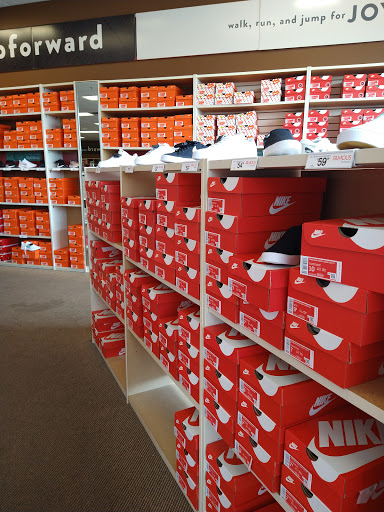 Shoe Store «Famous Footwear», reviews and photos, 1816 Hilliard Rome Rd, Hilliard, OH 43026, USA