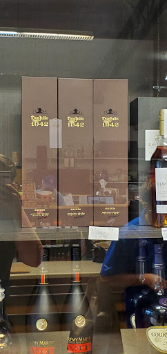 Liquor Store «Liquor City Uncorked», reviews and photos, 501 Crescent Ave, Covington, KY 41011, USA