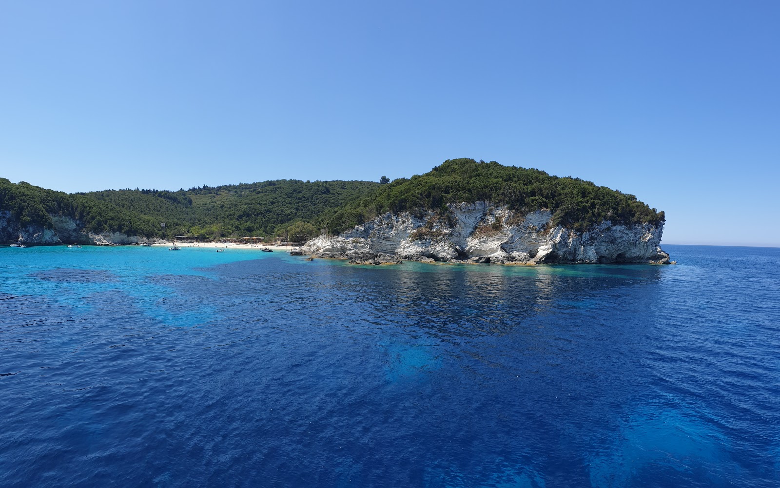 Foto di Vrika beach con baia piccola