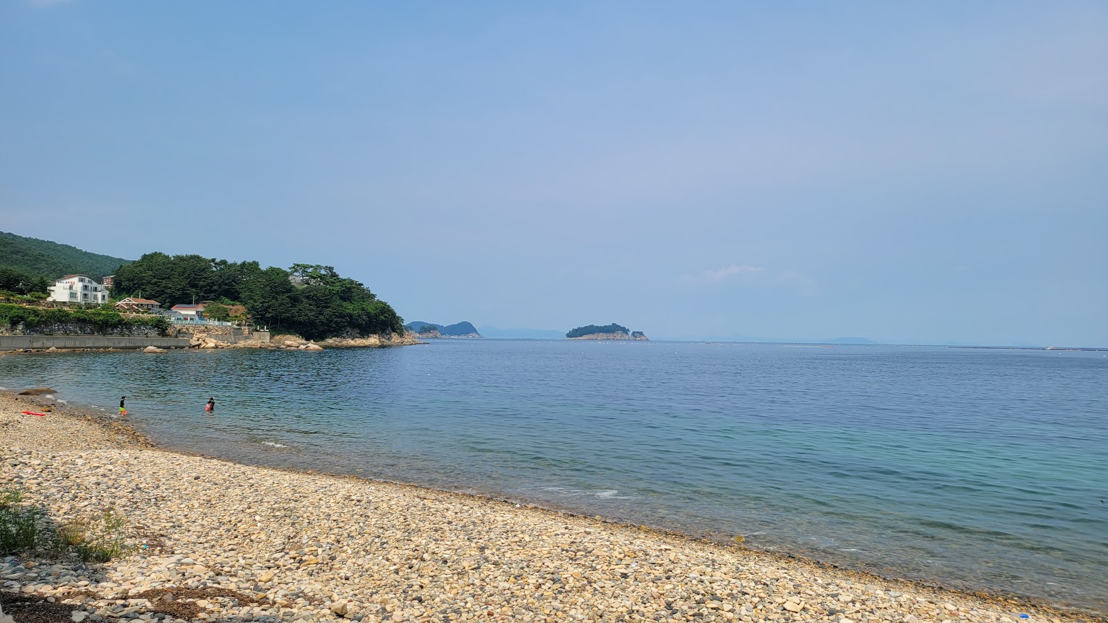 Namhae Beach的照片 带有灰卵石表面