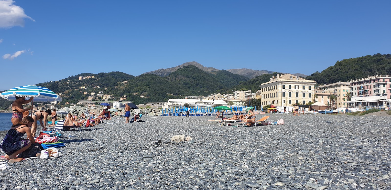 Valokuva Spiaggione Voltriista. pinnalla sininen vesi:n kanssa