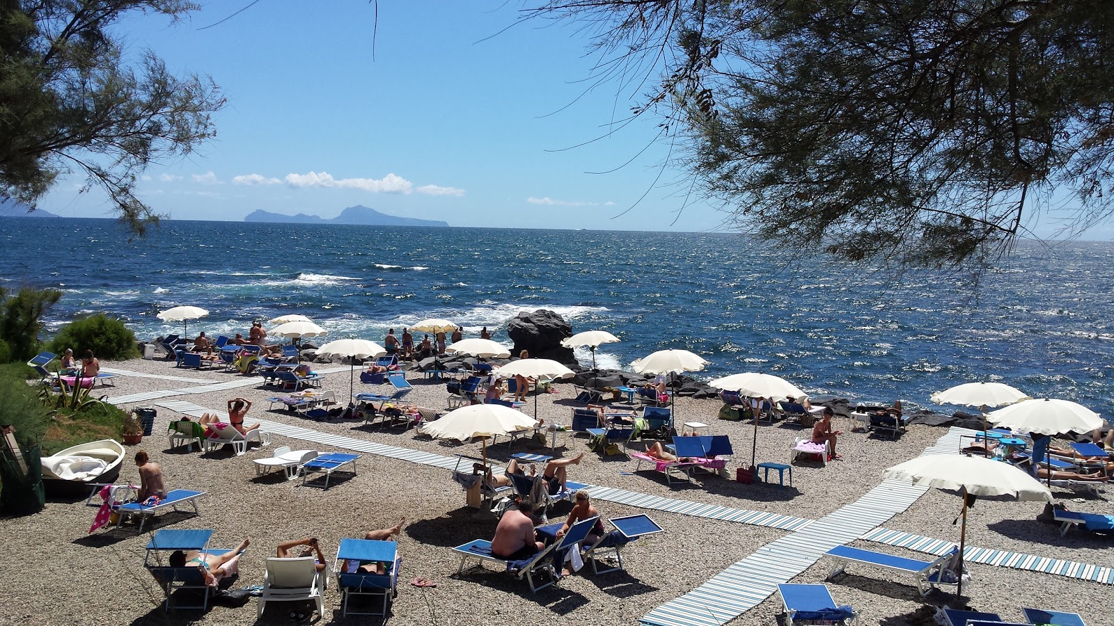 Fotografija Spiaggia di Punta Quattroventi z lahki fini kamenček površino
