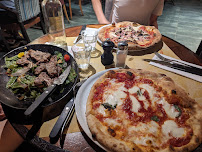 Plats et boissons du Restaurant italien Pizza Vesuvio - St Germain des Prés à Paris - n°4