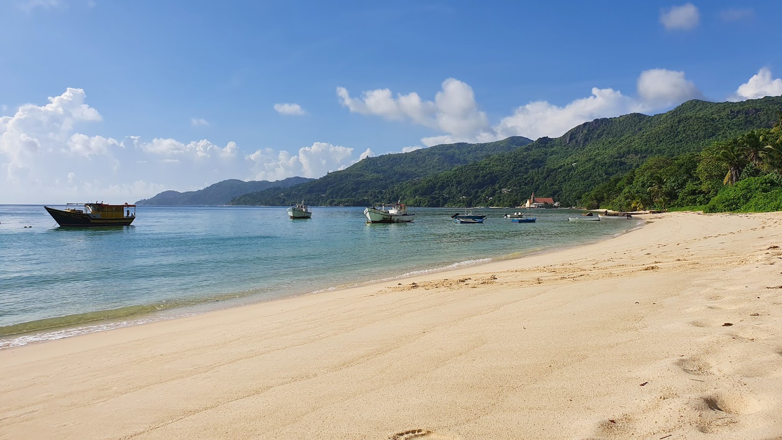 Foto van Anse Royale Bay met ruim strand