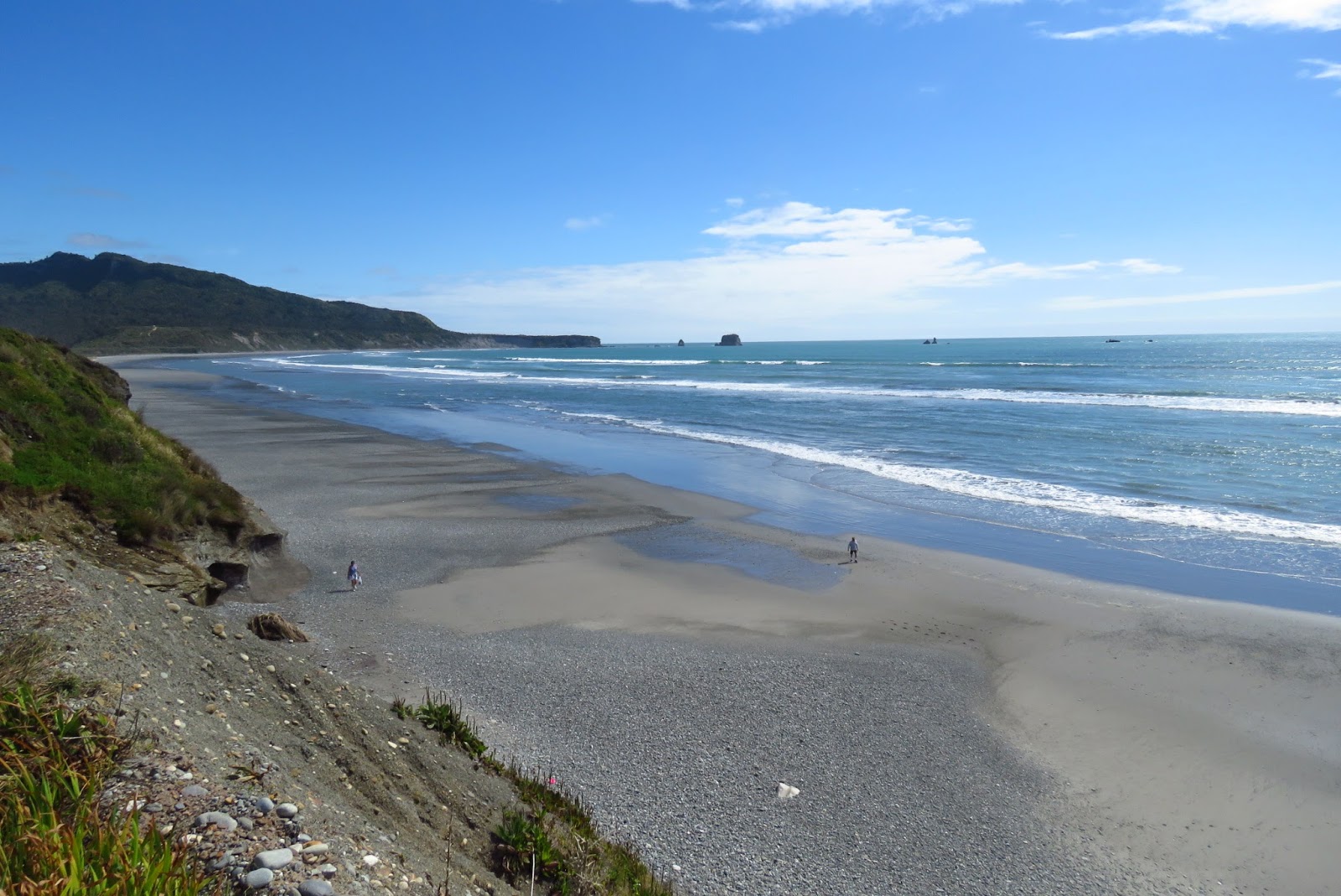 Foto di Hokitika Beach con una superficie del sabbia con ciottolame