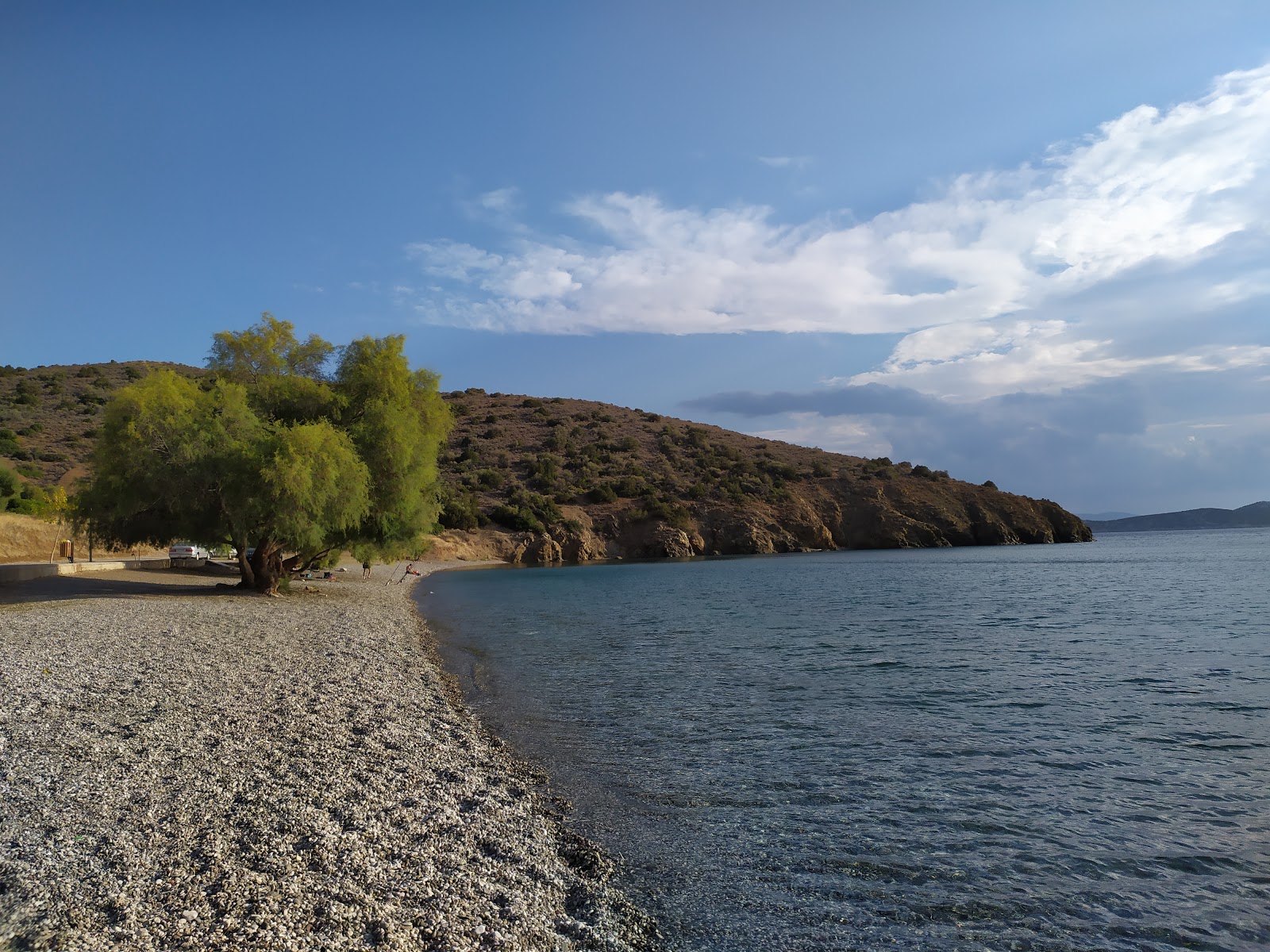 Foto von Agios Nikolaos beach von Klippen umgeben