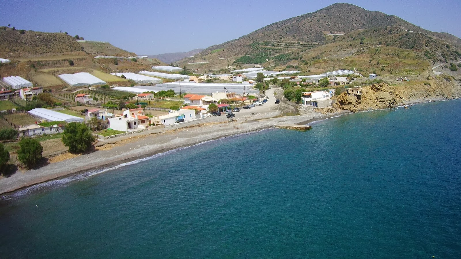 Platia Perama'in fotoğrafı gri çakıl taşı yüzey ile