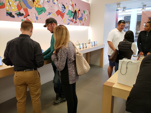 Computer Store «Apple Freehold Raceway Mall», reviews and photos, 3710 Route 9 South, Freehold, NJ 07728, USA