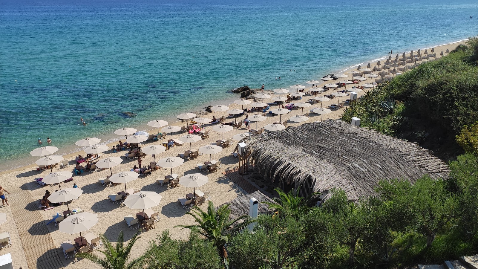 Foto di Sarakina beach con una superficie del sabbia luminosa